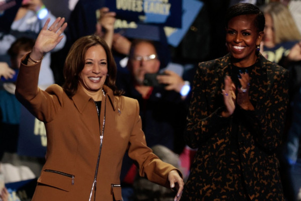 मिशेल ओबामा भन्छिन् : अमेरिका अझै महिला राष्ट्रपतिका लागि तयार छैन